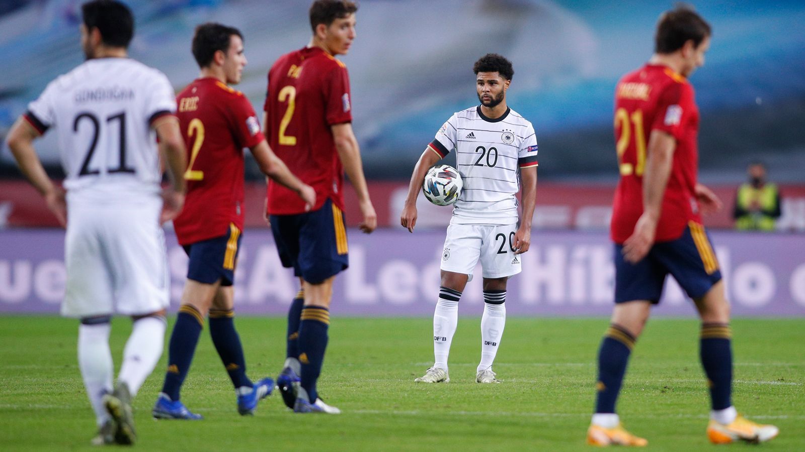 
                <strong>Eine Nationalmannschaft, die niemanden interessiert</strong><br>
                In einem halben Jahr beginnt die Europameisterschaft, nach Vorfreude im deutschen Fanlager sucht man aber vergebens. Nicht zuletzt das katastrophale 0:6 gegen Spanien hat deutlich gemacht, dass die Nationalmannschaft abgesehen vom (vielleicht zu) ewigen Bundestrainer Jogi Löw und der immer noch wütenden Bierhoffisierung von Verband und Team auch fußballerisch ein simples Problem hat: das Spielermaterial. Auch anderthalb Jahre nach der großen Zäsur infolge der Schmach bei der WM 2018 ist es Löw immer noch nicht gelungen, ein hochklassiges Team mit frischen Gesichtern zu formen. Dafür gibt's immer mehr Stimmen, die sich die Rückkehr der "Alten", namentlich Thomas Müller, Jerome Boateng und Mats Hummels, wünschen.
              