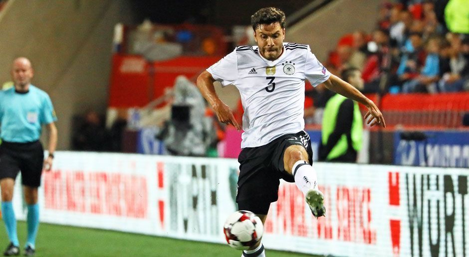 
                <strong>Jonas Hector</strong><br>
                Der Kölner sucht noch seine Form. Nach hinten macht er zu wenig, vorne entsteht durch seine Flanken im tschechischen Strafraum kaum Gefahr. Viel Schatten, wenig Licht. ran-Note: 5
              