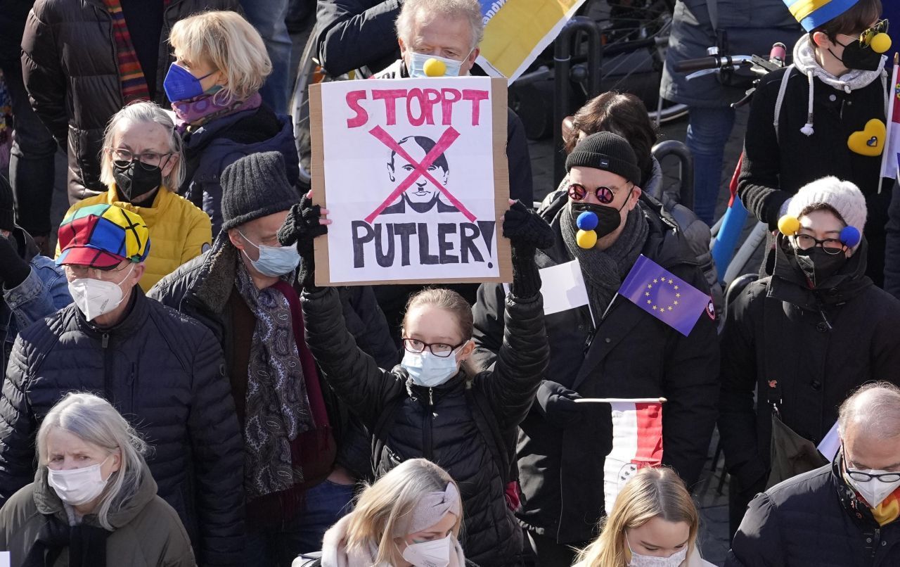 In Köln trafen sich an Rosenmontag am 28. Februar 2022 Tausende statt zu einem Karnevalsumzug zu einer Demonstration.