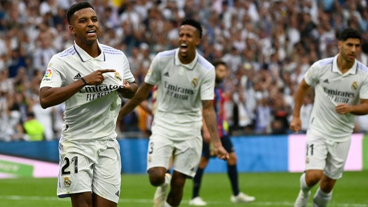Rodrygo (l.) feiert seinen verwandelten Foulelfmeter