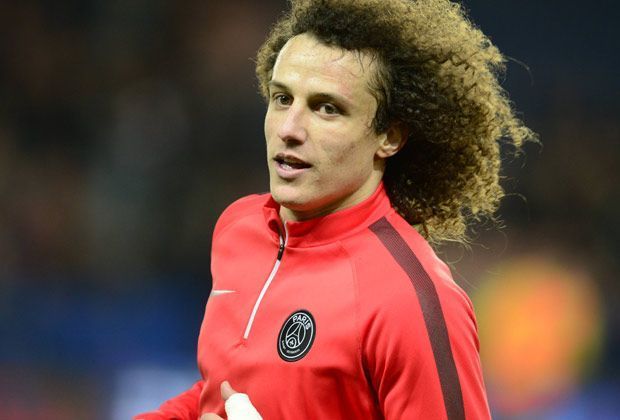 
                <strong>Linker Innenverteidiger: David Luiz</strong><br>
                Doch auch von sich selbst scheint der Brasilianer ein Fan zu sein. Er stellt sich kurzerhand einfach selbst auf.
              