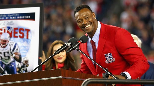 
                <strong>Willie McGinest</strong><br>
                Willie McGinest: Neben einem neuen Auto und einem Haus für seine Eltern, hat der Patriots-Erstrundenpick von 1994 einen kleinen Teil seines ersten Gehalts in Las Vegas eingesetzt. Das Kuriose: McGinest gewann 300 Dollar beim Black Jack, sprang auf und konnte sein Glück kaum fassen. Sein NFL-Rookie-Vertrag brachte ihm übrigens mehrere Millionen ein.
              