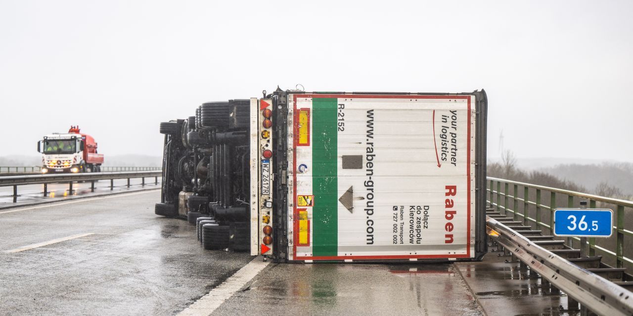 Auf der Autobahn A29 wurde ein Laster von einer Sturmböe erfasst und umgekippt. Der Fahrer blieb unverletzt.