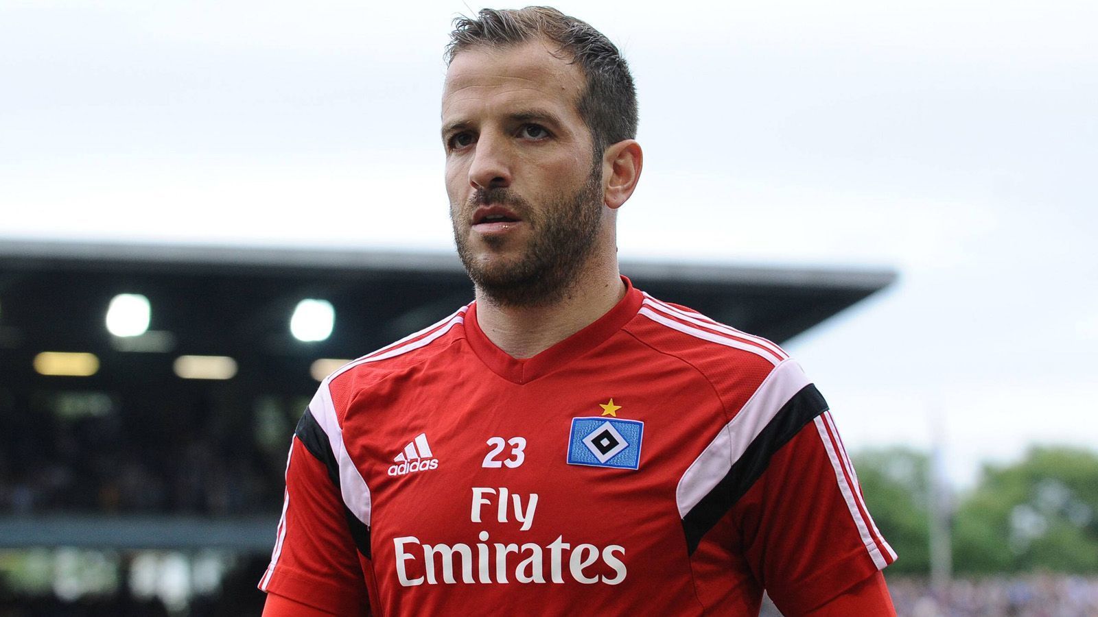 
                <strong>Offensives Mittelfeld: Rafael van der Vaart</strong><br>
                Kein Zweifel: Rafael van der Vaart ist der beste Spieler, der in diesem Jahrtausend das Trikot des Hamburger SV trug. Seine beste Zeit hatte er in seiner ersten HSV-Zeit von 2005 bis 2008, wechselte daraufhin zu Real Madrid. Als er im Jahre 2012 nach Hamburg zurückkehrte, verhalf er dem HSV zunächst aus der Abstiegszone. Der ehemalige HSV-Trainer Thomas Doll sagt über den 109-maligen niederländischen Nationalspieler: "Er hatte einen genialen linken Fuß, den besten nach Diego Maradona." Ab dem Jahre 2013 produzierte er mit seinem Liebesleben zu viele Schlagzeilen, verlor zudem seine Spritzigkeit auf dem Platz. Nach dem Klassenerhalt 2015 verließ er den HSV. Im Oktober 2019 kehrte er in das Volksparkstadion zurück und gab sein Abschiedsspiel.   
              