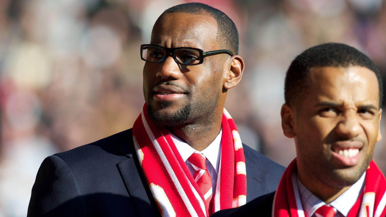 <strong>LeBron James (FC Liverpool)</strong><br>
                Bereits 2011 erwarb NBA-Star LeBron James über eines seiner Marketing-Unternehmen etwa zwei Prozent der Klubanteile des FC Liverpool. Damals soll James angeblich rund&nbsp;6,5 Millionen US-Dollar dafür auf den Tisch gelegt und aus heutiger Sicht ein richtig lukratives Geschäft getätigt haben. 2021 erhöhte er durch eine erneute Investition seine Anteile an den "Reds" nochmal.