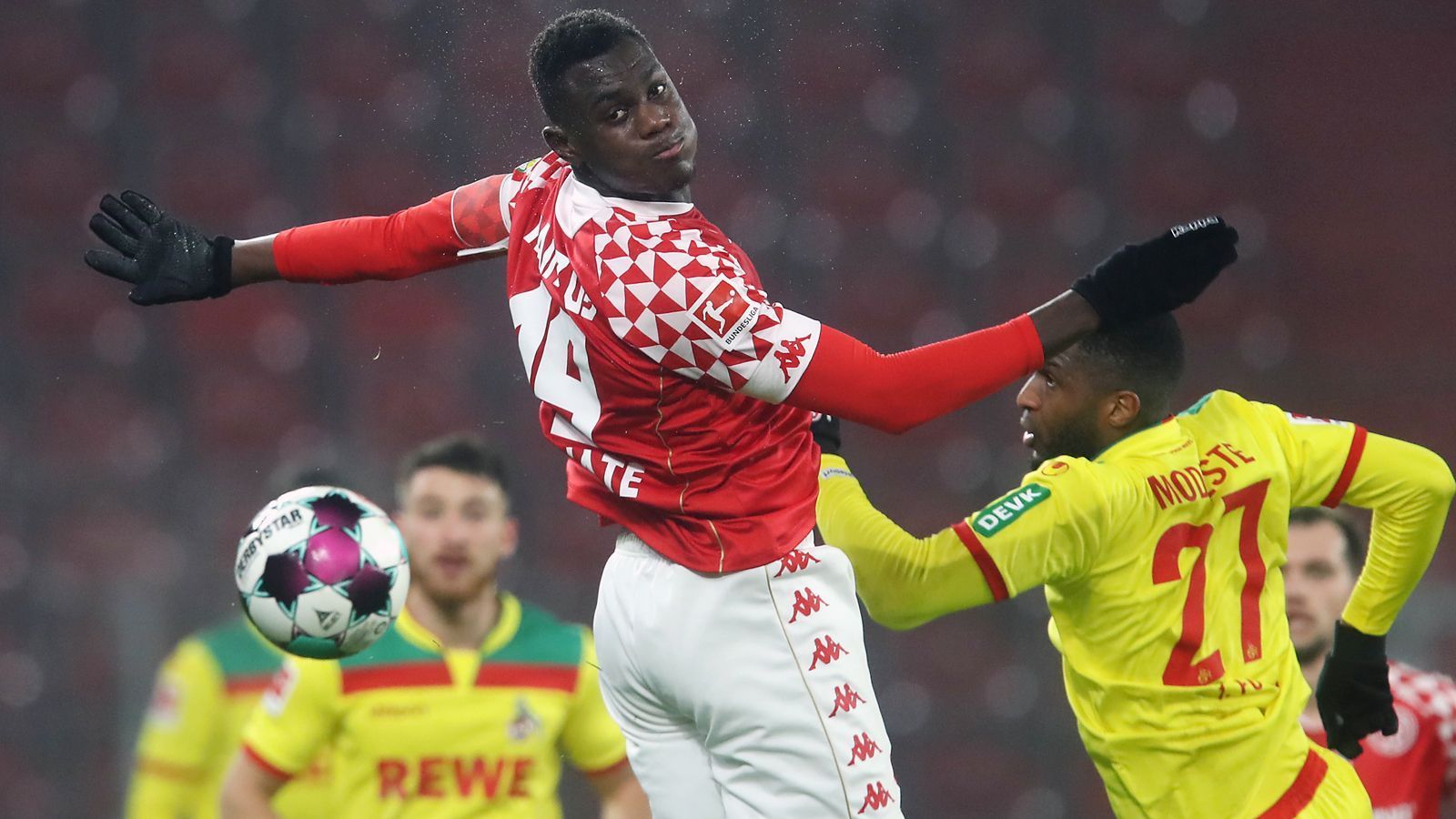 
                <strong>Abwehr: Moussa Niakhate (1. FSV Mainz 05)</strong><br>
                Unsicherheitsfaktor statt Abwehrchef. So kann man die enttäuschende Rolle von Mainz-Defensivmann Moussa Niakhate in der Hinrunde 2020/21 kurz und knackig zusammenfassen. Neben einigen Böcken fiel der 24-jährige Franzose vor allem durch zahlreiche Fouls auf. Mit 31 Vergehen zählt Niakhate ligaweit zu den unfairsten Spielern. Dafür wurde er mit bislang sechs Gelben und einer Gelb-Roten Karte auch ausreichend oft bestraft.
              