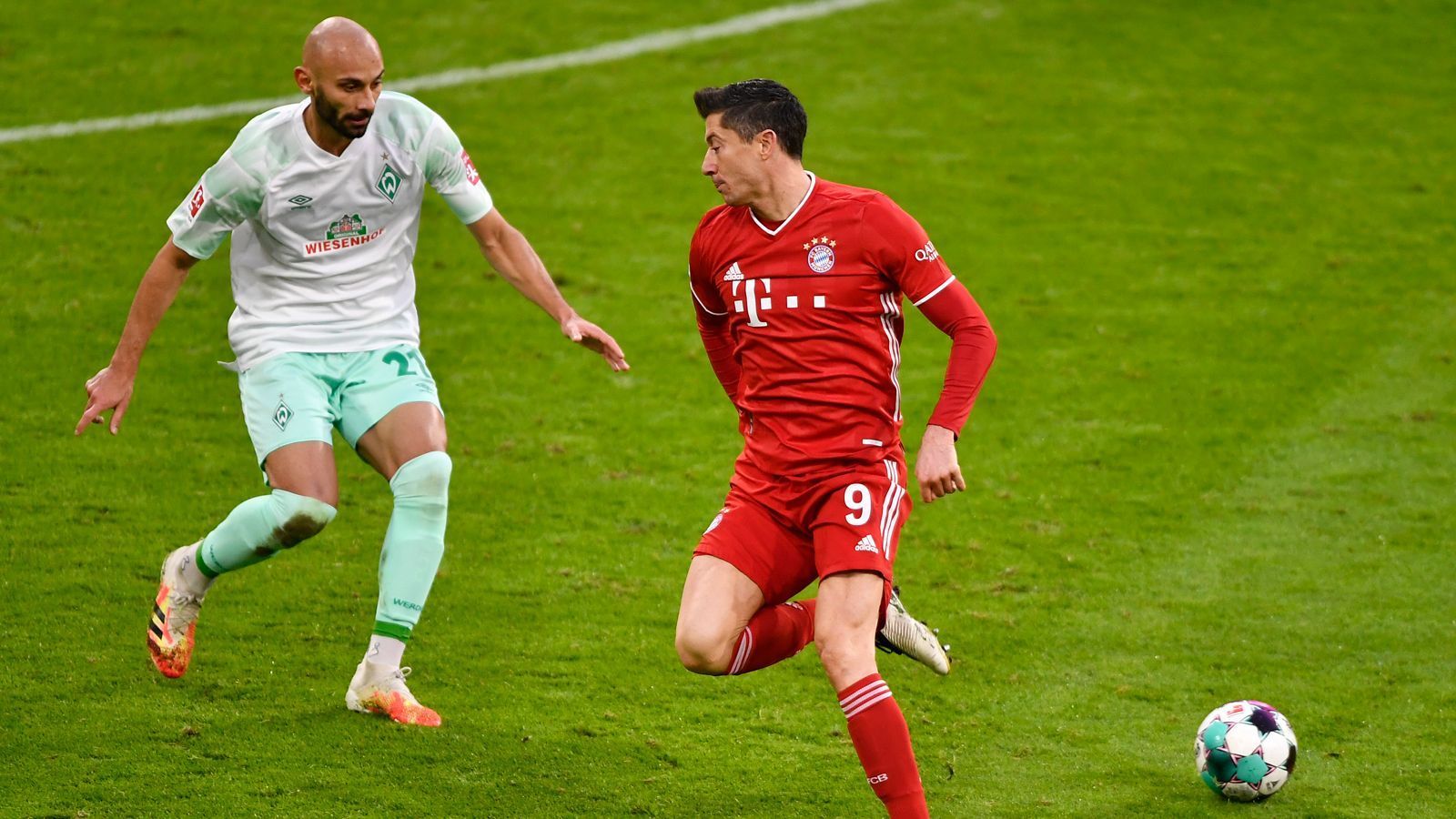 
                <strong>Robert Lewandowski</strong><br>
                Wird von der Bremer Hintermannschaft quasi kalt gestellt. Muss sich die Bälle im Mittelfeld selbst holen. Doch auch das gelingt nicht. Kommt in der ersten Halbzeit bis auf einen Kopfball überhaupt nicht zum Zug. Nach der Einwechslung von Sane und Gnabry bekommt er schließlich mehr Räume. Legt in der 68. Minute schön auf Alaba in der zweiten Reihe quer. Kommt endlich auch mal zum Abschluss, bleibt dabei jedoch glücklos. ran-Note: 4
              