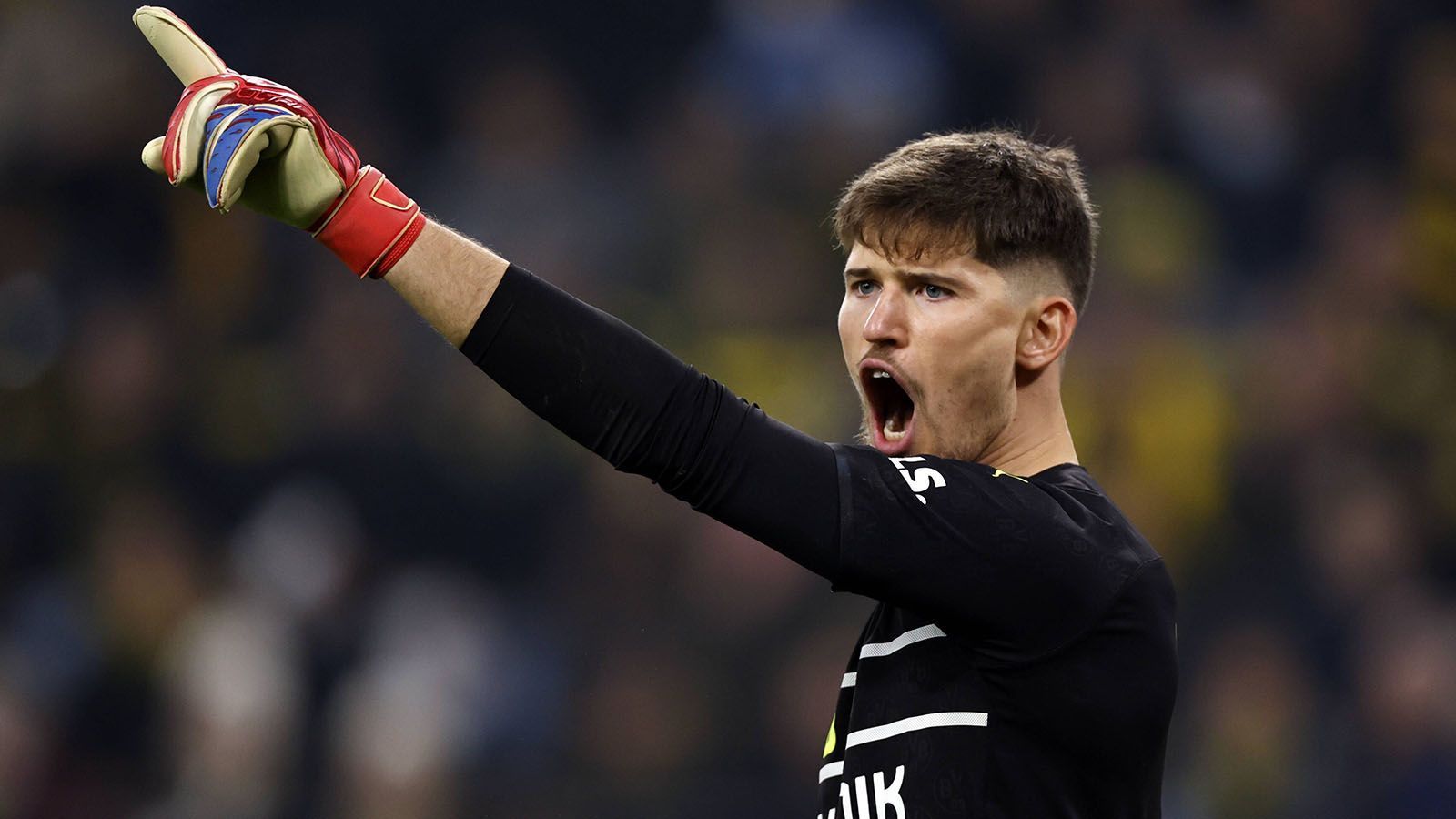 
                <strong>Gregor Kobel</strong><br>
                Anfangs kommt von Ajax nicht viel, als die Niederländer stärker werden ist Kobel aber auf der Hut. Pariert gegen Tadic (34.) und bleibt gegen Berghuis lange stehen (45.). Spekuliert beim Gegentor darauf, dass Tadic nicht mehr an den Ball kommt und liegt damit falsch. Beim 1:2 machtlos. ran-Note: 3
              