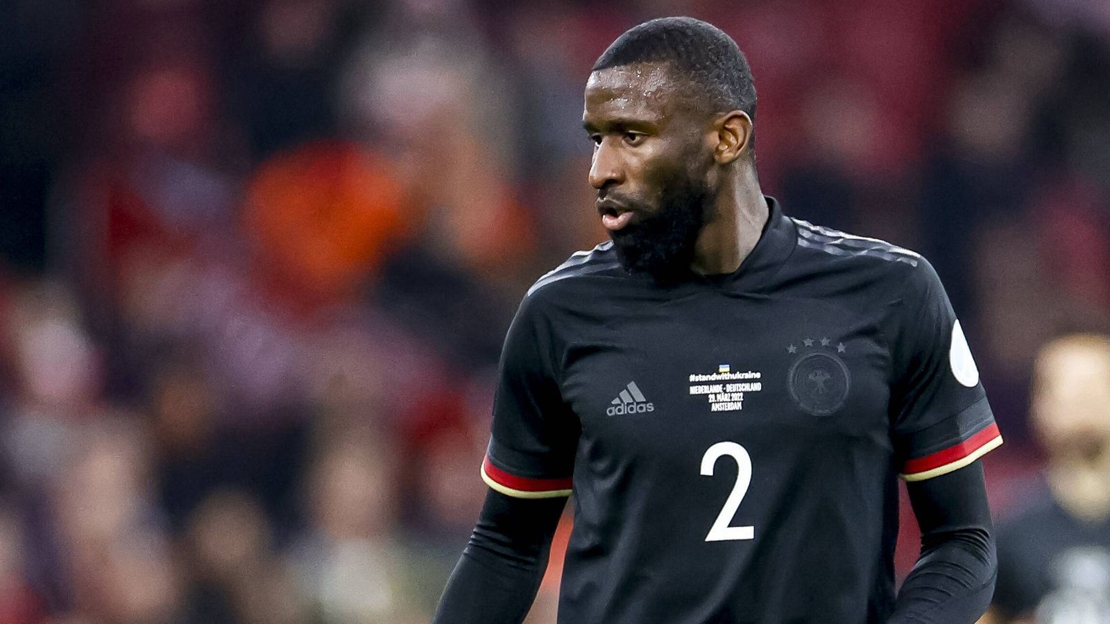 
                <strong>Antonio Rüdiger</strong><br>
                Der Routinier ist der unumstrittene Abwehrchef und rutscht im Aufbau weit hinter seine Mitspieler. Bei hohen Bällen geht der Chelsea-Star immer sofort drauf und entscheidet viele Zweikämpfe für sich. Seine langgeschlagenen und öffnenden Bälle sorgen früh für Gefahr. Lässt sich von den anlaufenden Niederländern nicht aus der Ruhe bringen. Im zweiten Spieldrittel nimmt der niederländische Druck dann massiv zu, den Ausgleichstreffer kann der erfahrene Innenverteidiger nicht verhindern. ran-Note: 2
              