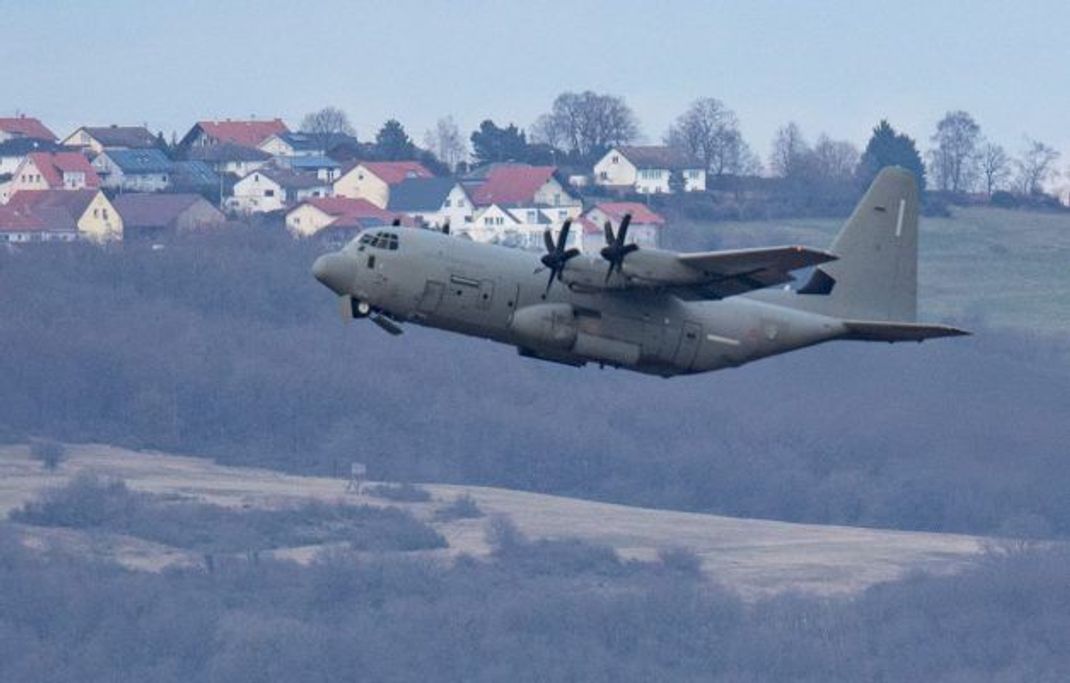 Ein amerikanisches Militärflugzeug hebt vom deutschen Luftwaffen-Stützpunkt Ramstein Richtung Osten ab. Wäre Deutschland ein neutraler Staat, dürfte es nicht zulassen, dass die USA auf seinem Gebiet Soldaten und Kriegsmaschinerie stationiert.