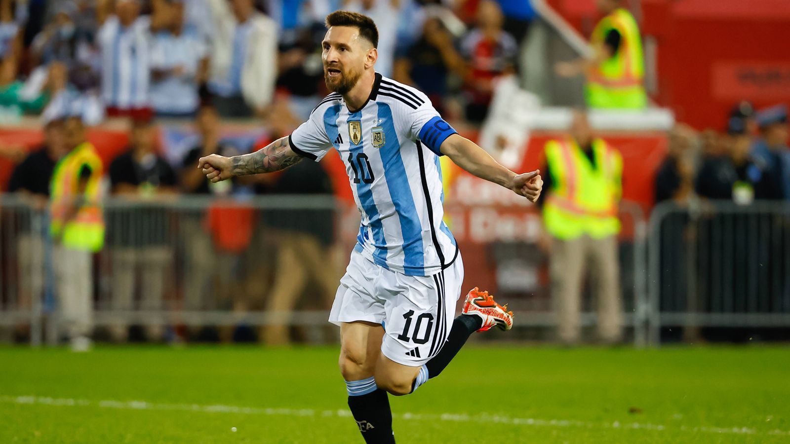 
                <strong>Argentinien: Lionel Messi - Gruppe C</strong><br>
                &#x2022; Aktueller Verein: Paris Saint-Germain<br>&#x2022; Länderspiele: 164<br>&#x2022; Vorgänger bei der WM 2018: Lionel Messi<br>
              