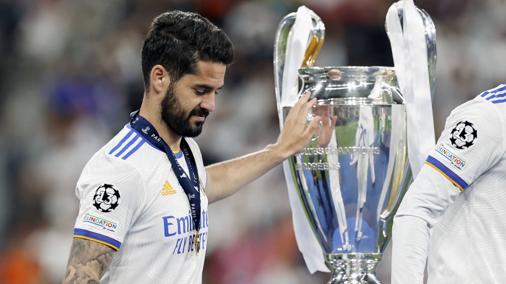 
                <strong>Isco darf den Champions-League-Pokal noch einmal berühren</strong><br>
                Dennoch blieb Isco den "Blancos" treu und durfte auch 2022 den Henkelpott zumindest nochmal anfassen. Zum Einsatz kam er jedoch in der Saison nicht mehr. Da hieß der Real-Coach schon Carlo Ancelotti.
              