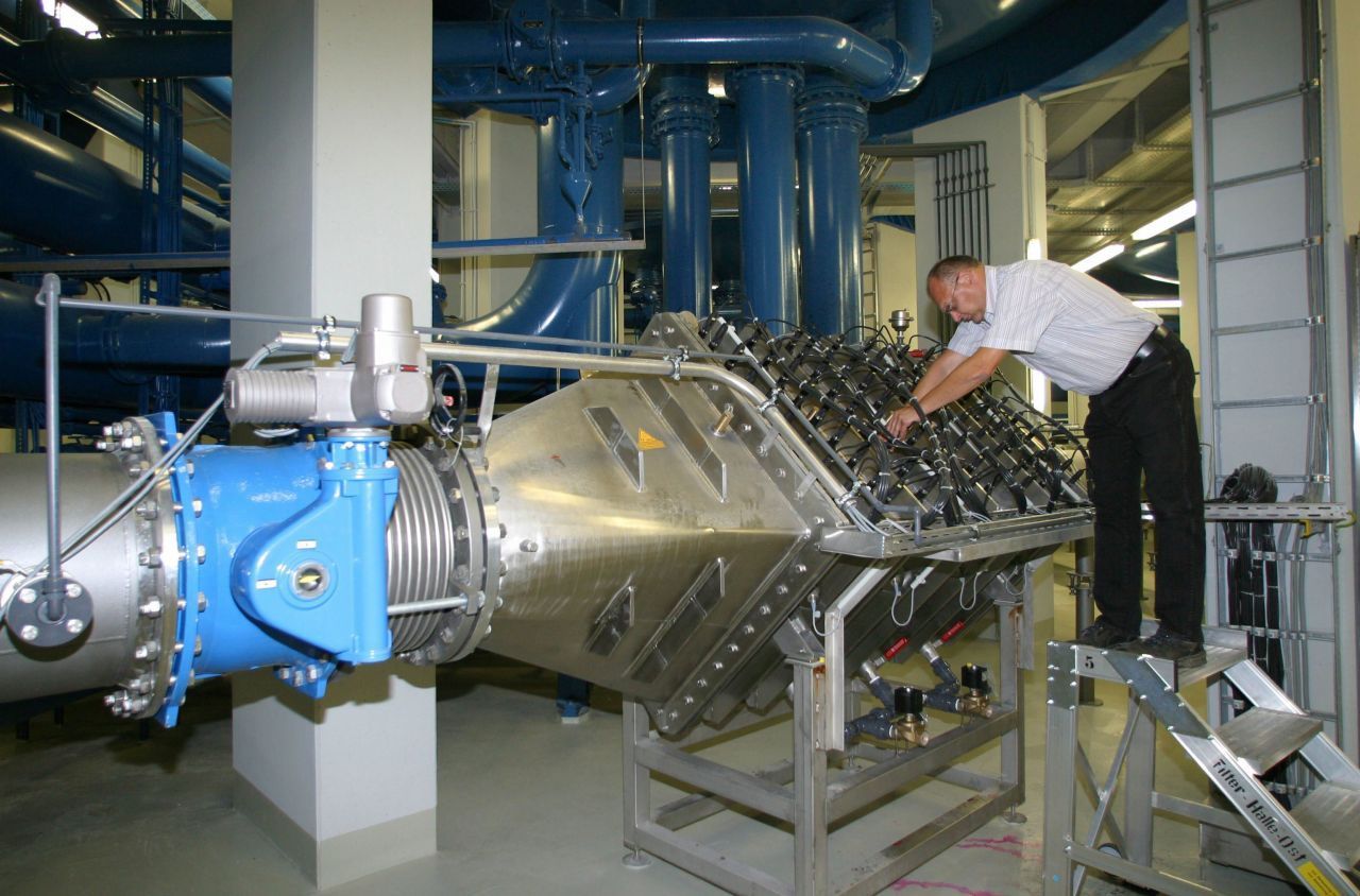 Auch bei der Wasseraufbereitung wird ultraviolettes Licht zur Desiinfektion eingesetzt, so wie hier in einer Anlage in Nordrhein-Westfalen.