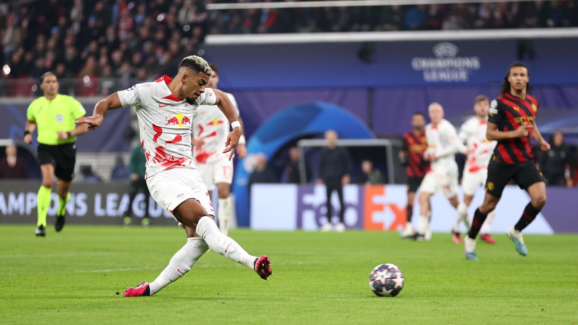 
                <strong>Benjamin Henrichs</strong><br>
                Der flexibel einsetzbare Außenbahnspieler Benjamin Henrichs kommt mit Beginn der zweiten Halbzeit in die Partie und damit genau zu einer Phase, in der Leipzig deutlich mutiger wird. Schon in den ersten zehn Minuten auf dem Platz hat Henrichs zwei gute Möglichkeiten, bei denen er aber jeweils knapp das Tor verpasst. Dennoch ist er deutlich auffälliger als Klostermann, den er ersetzt. ran-Note: 3
              