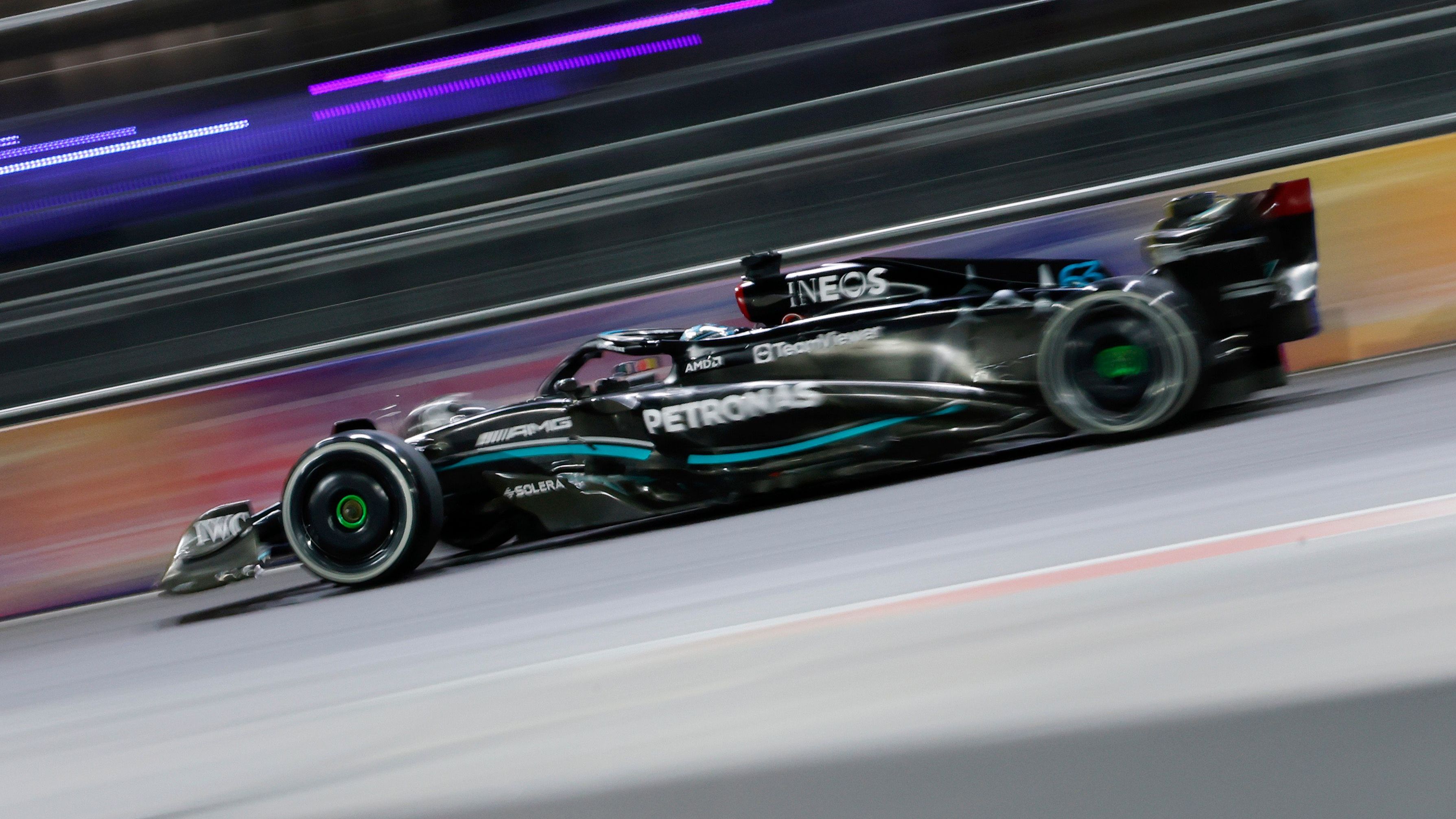 <strong>Verlierer: Mercedes</strong><br>Dieses Rennen fasst die enttäuschende Saison für die Silberpfeile ziemlich gut zusammen. Lewis Hamilton hatte zwei Berührungen mit anderen Fahrern, inklusive Plattfuß, George Russell einen nicht unerheblichen Zusammenstoß mit Max Verstappen, der ihm eine Zeitstrafe einbrachte. Am Ende stehen die Ränge sieben und acht, zu wenig im Kampf um Punkte in der Konstrukteurswertung.