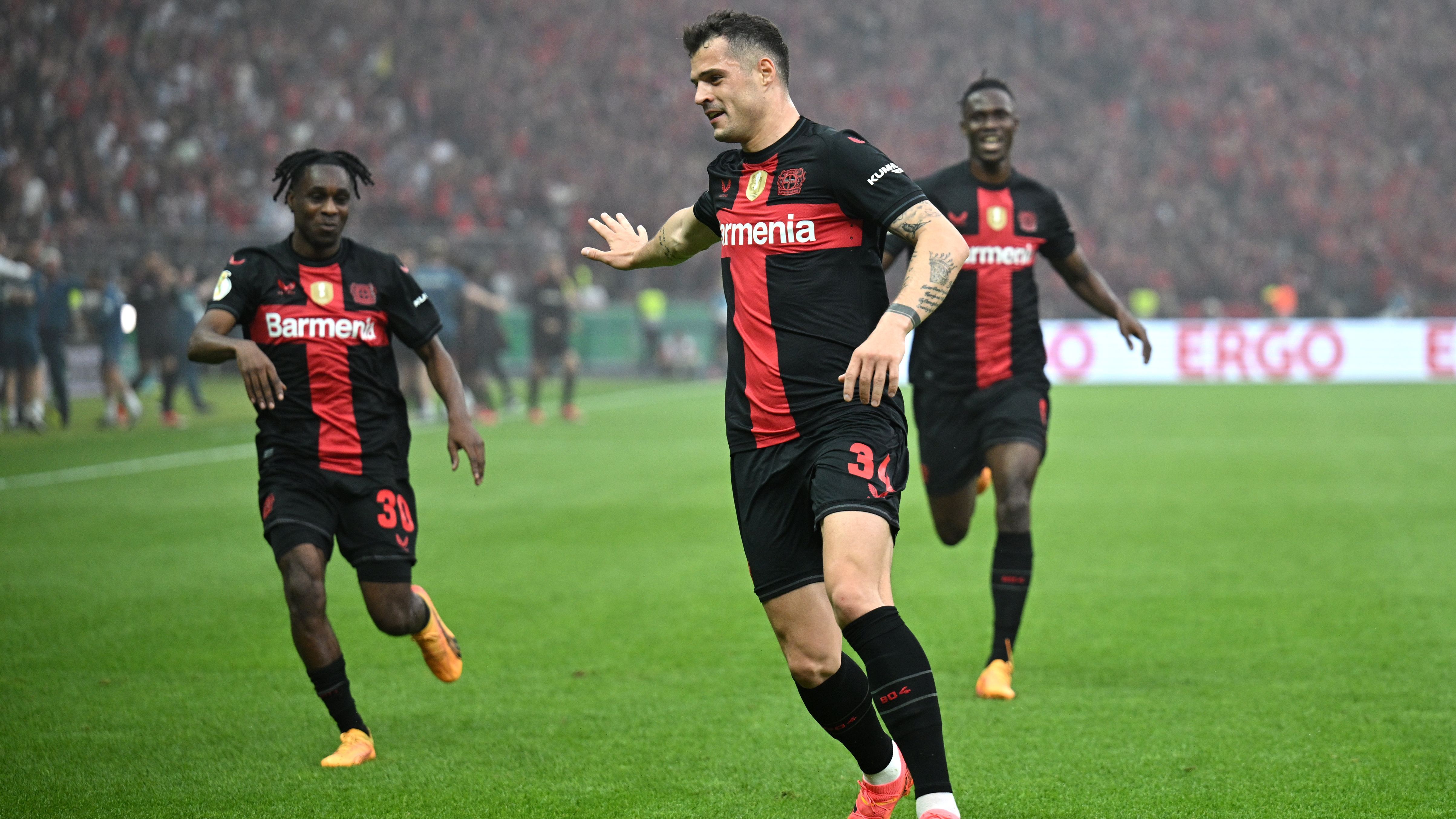 <strong>Granit Xhaka (Bayer Leverkusen)</strong><br>Wie gewohnt in seiner Rolle als "Quarterback" für die Organisation zuständig. Trifft nach 16 Minuten traumhaft aus der Distanz. Seine Passsicherheit tut Bayer gut, hätte aber durchaus häufiger ins Risiko gehen können. Insgesamt wenig zu beanstanden. <strong><em>ran</em></strong>-Note: 2