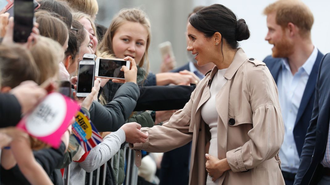 Zeitloser Stil: Meghan Markle setzt auf den klassischen Trenchcoat. Modisches Detail: die Raffungen am Ärmel.