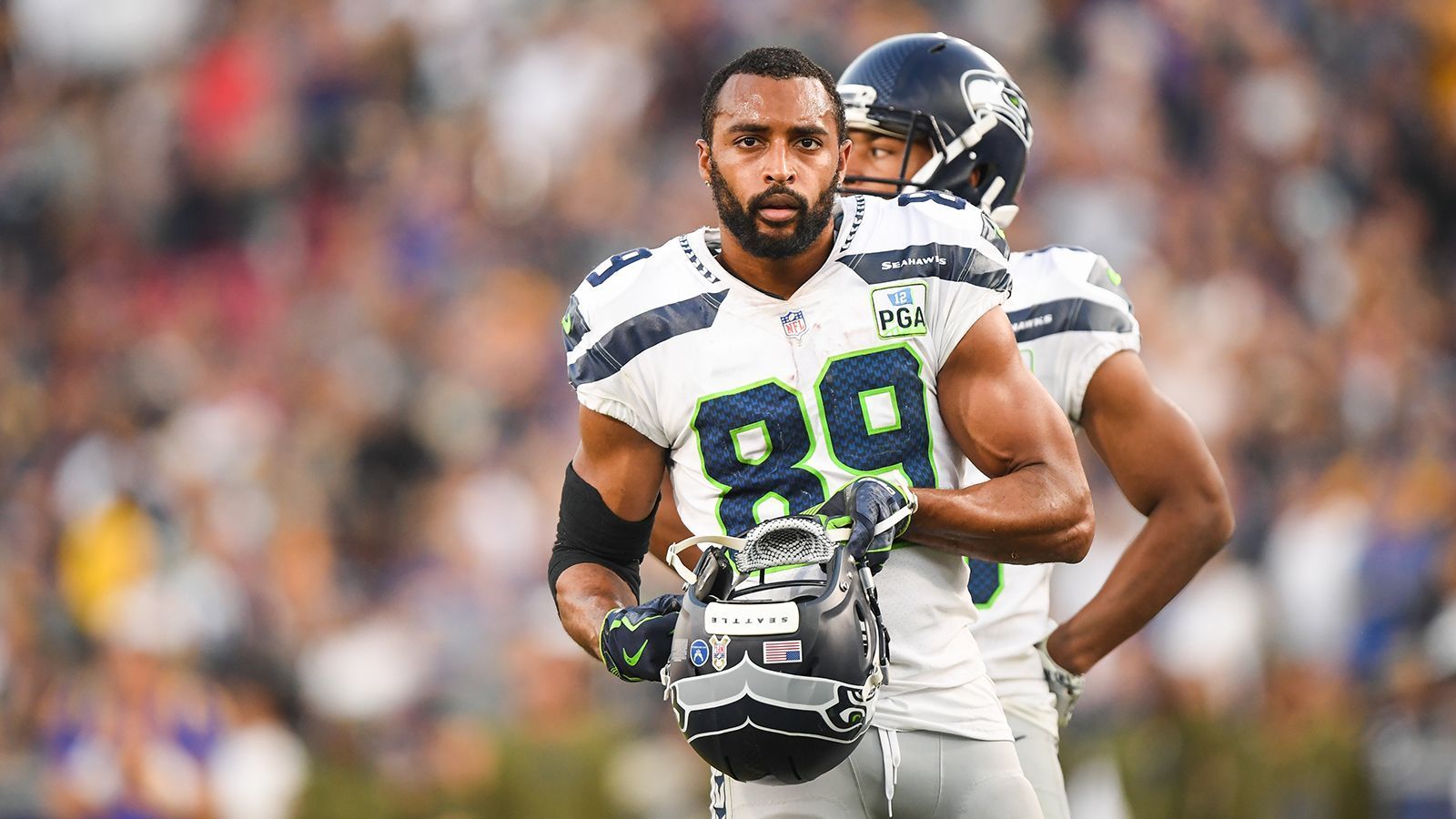 
                <strong>Doug Baldwin 2.0 gesucht</strong><br>
                Lange Zeit war Doug Baldwin die Lieblingsanspielstation von Russell Wilson. Der flinke Slot-Receiver mit den Magnet-Händen diente stets als Anspielstation für die kurzen Pässe oder wenn Wilson eine seiner Improvisations-Plays ausführte. Baldwin beendete seine Karriere vor knapp einem Jahr. Vergangene Saison gab Tyler Lockett den Teilzeit-Slot-Receiver, einen wirklichen Ersatz haben die Seahawks bisher nicht aufs Feld gestellt. Sechstrunden-Pick Freddie Swain und Undrafted Free Agent Aaron Fuller könnten für Carroll in Frage kommen, um Lockett etwas entlasten. 
              