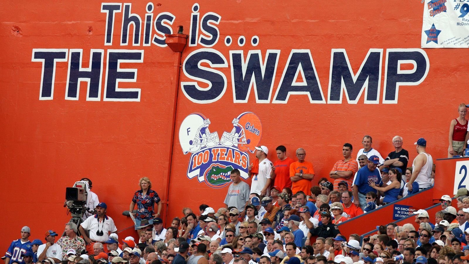 
                <strong>The Swamp</strong><br>
                Der Football-Komplex der UF, das Ben Hill Griffin Stadium, ist zwölftgrößte College-Football-Stadion des Landes und fasst 88.548 Zuschauer. Seinen Spitznamen "The Swamp" erhielt das Stadion vom früheren Football-Head-Coach Steve Spurrier, der postulierte: "Nur Gators kommen hier lebend wieder raus". Auf dem ganzen Campus der UF gibt es mehr Statuen von Alligatoren, als Statuen von Menschen in der ganzen Stadt Gainesville.
              