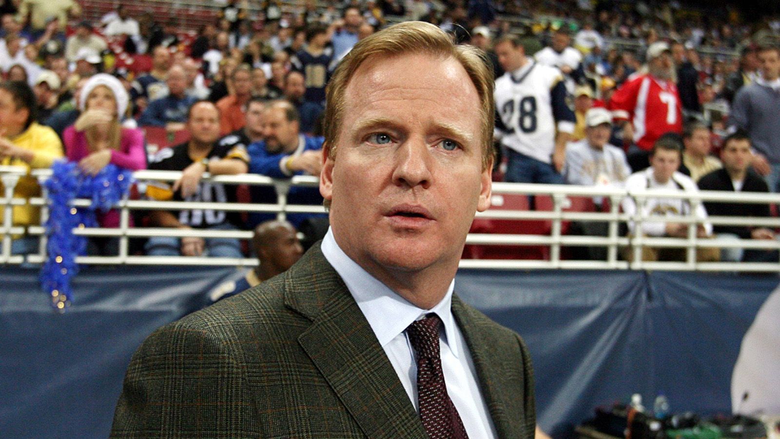 
                <strong>Der Praktikant</strong><br>
                Roger Goodell wurde aufgrund von Verletzungen die eigene Football-Karriere noch im College verwehrt. Dennoch begann sein Weg in der NFL 1982, nur ein Jahr, nachdem er seinen Abschluss in Wirtschaftswissenschaften in der Tasche hatte. Er ergatterte ein Praktikum in der Verwaltung unter dem damaligen Commissioner Pete Rozelle. Goodell soll damals 28 Franchises sowie der NFL direkt geschrieben haben, um einen Praktikumsplatz zu erhalten. 1983 war er noch kurzzeitig Praktikant bei den New York Jets, ein Jahr später kehrte er zum NFL-Büro als Assistent in der Pressearbeit zurück.
              