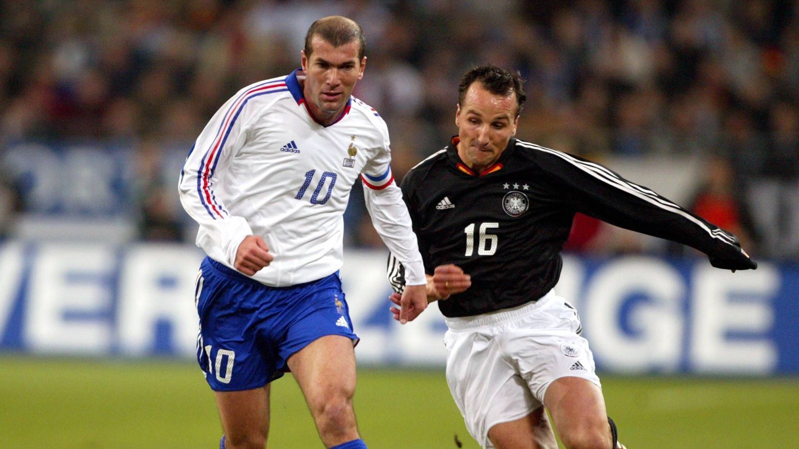 
                <strong>Testspiel 2003: Deutschland-Frankreich 0:3</strong><br>
                Frankreich hat damals Zinedine Zidane (Bild li.), Deutschland hält mit Jens Jeremies (Bild re.) dagegen. Viel mehr muss man über die Kräfteverhältnisse dieser einseitigen Partie nicht erzählen. Thierry Henry und zweimal David Trezeguet treffen für Frankreich. Deutschland ist völlig überfordert.
              