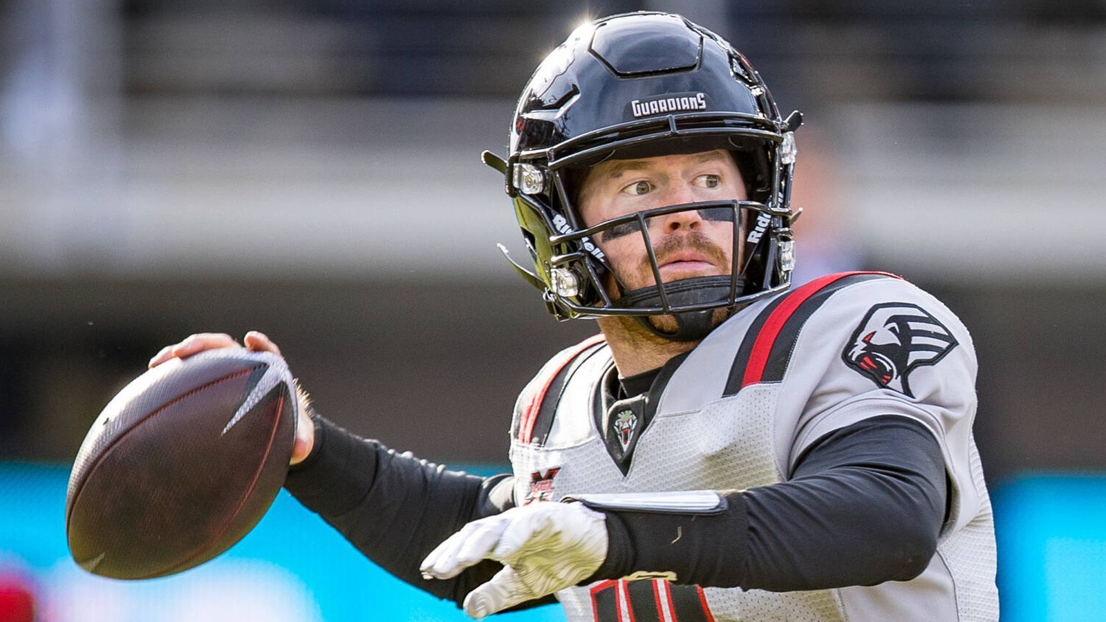 
                <strong>Matt McGloin (Quarterback, New York Guardians)</strong><br>
                Matt McGloin zählt zu den bekanntesten Namen der XFL. Der Passgeber stand von 2013 bis 2016 bei den Oakland Raiders unter Vertrag und hatte in dieser Zeit 13 Einsätze – sieben davon als Starting Quarterback. Danach konnte er sich bei den Philadelphia Eagles, den Houston Texans und den Kansas City Chiefs allerdings nicht mehr behaupten. Auch in der XFL erlebt er eine eher durchwachsenen Start. Erst führte er die New York Guardians zu einem souveränen Auftaktsieg gegen die Tampa Bay Vipers. Danach ging es rapide bergab: zwei hohe Niederlagen, keine Touchdown-Pässe, drei Interceptions. Die große Frage: Kann McGloin mit all seiner Erfahrung die Guardians zurück auf die Erfolgsspur führen? In der Partie gegen die Wildcats steht ihm jedenfalls eine starke Passverteidigung gegenüber…
              