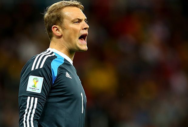 
                <strong>Manuel Neuer</strong><br>
                Mehr Libero als Torwart. Grätschte mehrfach riskant dazwischen, war damit aber immer erfolgreich. Teilweise der effektivste deutsche Ballverteiler. Leitete in der 50. Minute mit einem grandiosen Abschlag-Steilpass auf Schürrle fast das 1:0 ein. Note: 1
              