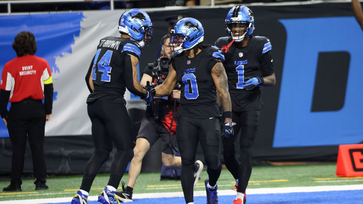 NFL, American Football Herren, USA New York Giants at Detroit Lions Nov 23, 2025; Detroit, Michigan, USA; Detroit Lions running back Jahmyr Gibbs (0) celebrates a touchdown with wide receiver Amon-...