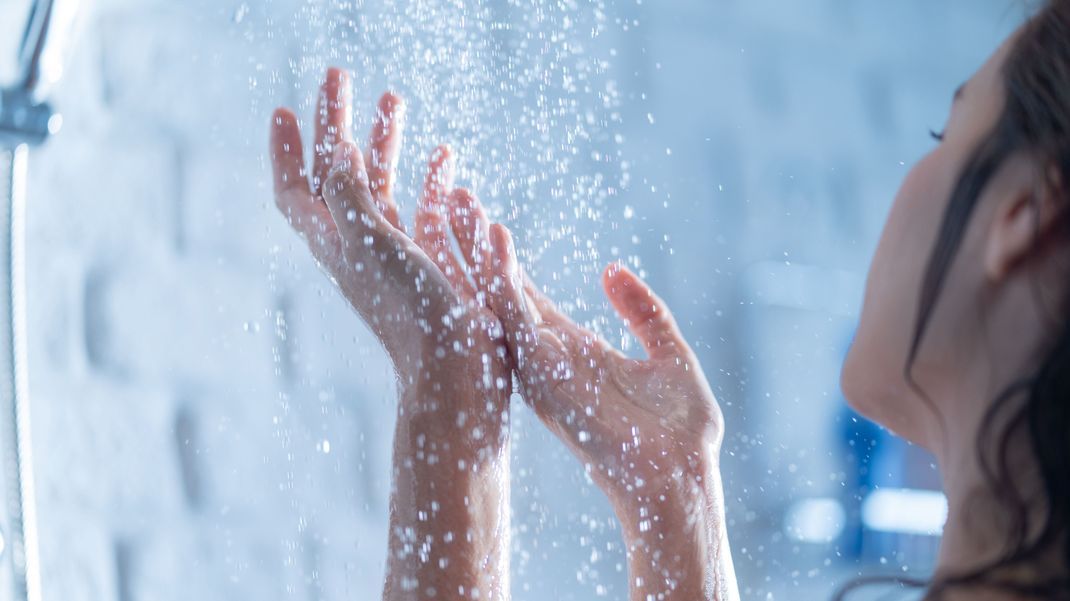 Kalte Duschen oder regelmäßiges Eisbaden kann sich nachweislich positiv auf depressive Verstimmungen auswirken. Also Augen zu und durch!