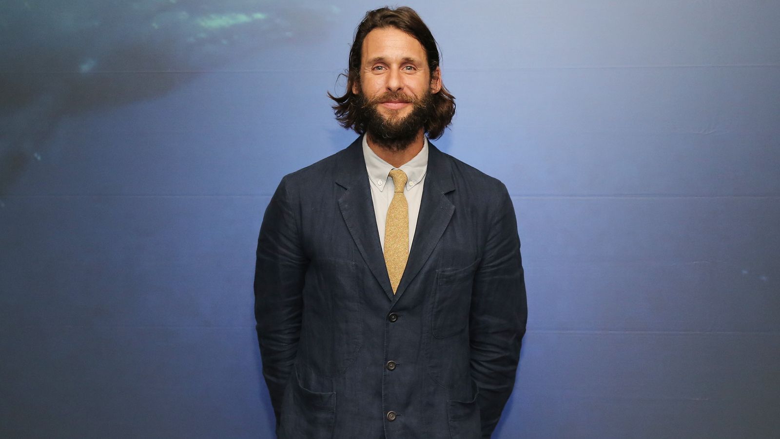 
                <strong>David Mayer de Rothschild</strong><br>
                David Mayer de Rothschild ist ein britischer Abenteurer, Autor, Ökologe und Umweltschützer. Er leitet verschiedene Organisationen und hat mit "Sculpt the Future" eine Stiftung gegründet, die es sich zum Ziel gesetzt hat, ein Bewusstsein für einen nachhaltigeren Umgang mit der eigenen, unmittelbaren Lebenswelt zu schaffen und so die Lebensbedingungen zu verbessern.
              