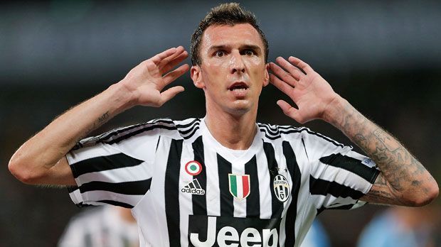 
                <strong>Mario Mandzukic (Juventus Turin)</strong><br>
                Mario Mandzukic (Juventus Turin): Khediras neuer Teamkollege hat ebenfalls eine Vergangenheit in Deutschland. Der frühere Wolfsburg- und Bayern-Stürmer wechselt für 19 Millionen Euro von Atletico Madrid in die Serie A. Er soll dort die Nachfolge von Carlos Tevez antreten, der nach Argentinien zurückgekehrt ist.
              