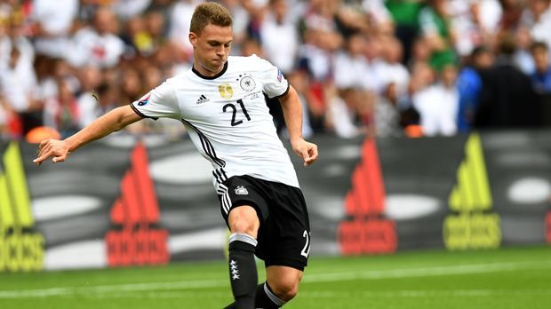 
                <strong>Joshua Kimmich</strong><br>
                Joshua Kimmich: Hatte einen Stellungsfehler drin, bei dem man ihm seine Unerfahrenheit auf der Position anmerkte. Aber durch ihn wurde das deutsche Offensivspiel variabler, da der Fokus auf Außen nicht mehr nur auf der linke Seite lag. Stand mit zunehmender Spieldauer genauso hoch wie Hector und hatte sichtlich gefallen an seiner Flügelrolle. ran-Note: 2
              