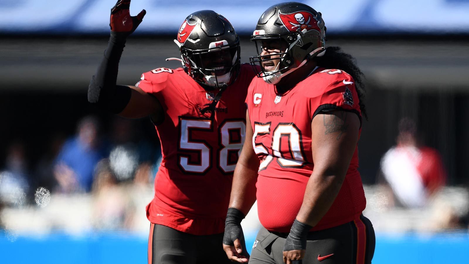 
                <strong>Shaquil Barrett (Tampa Bay Buccaneers)</strong><br>
                Und wieder eine Hiobsbotschaft für die sportlich gebeutelten Tampa Bay Buccaneers. Bei der 22:27-Niederlage gegen die Baltimore Ravens (Video) zog sich Linebacker Shaq Barrett (li.) einen Achillessehnenriss zu. Heißt: Er wird den Bucs laut "ESPN" sieben bis neun Monate fehlen, die Saison ist damit für ihn beendet. Die Buccaneers stehen nach acht Spielen bei einer 3:5-Bilanz.
              