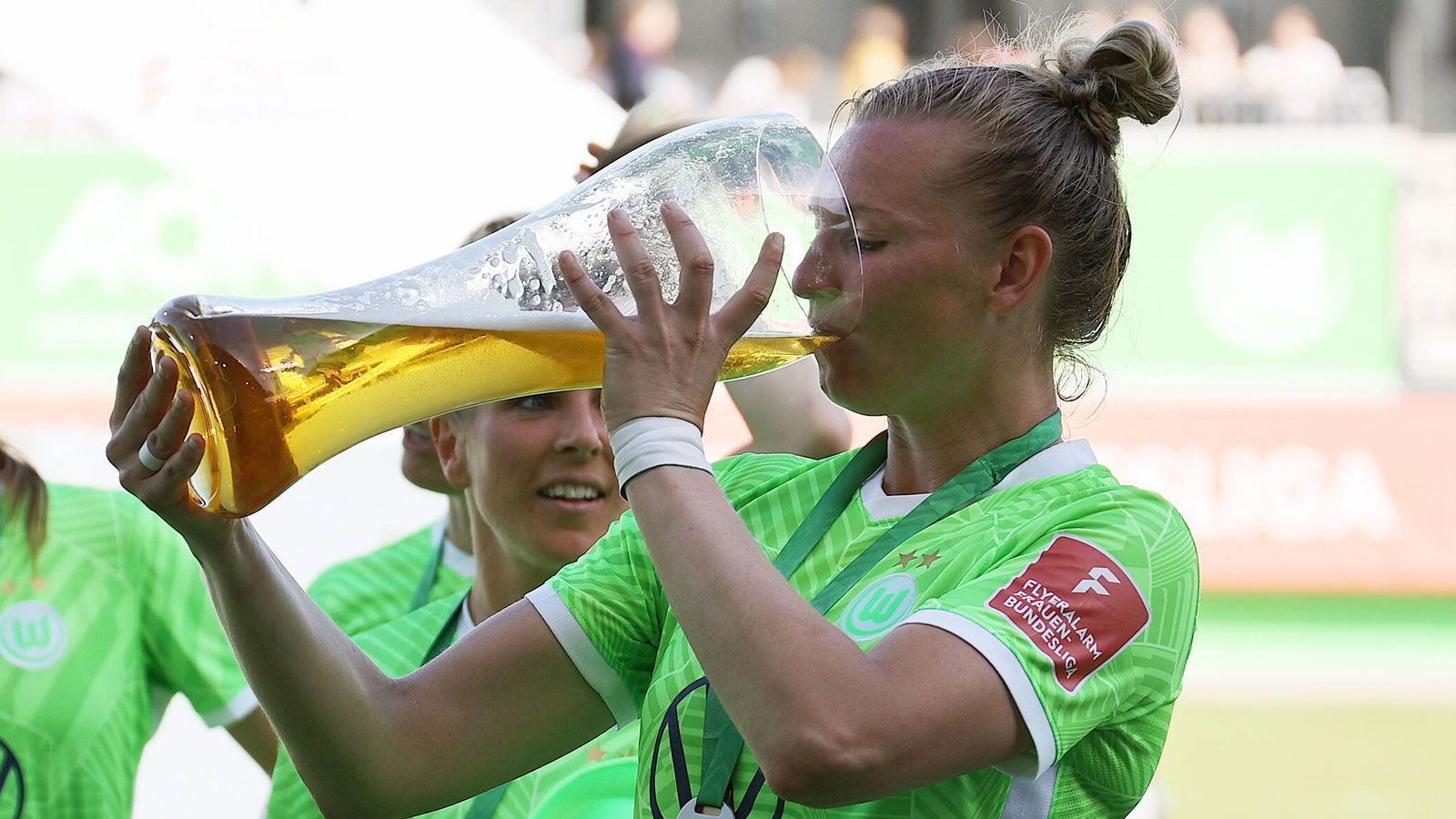 
                <strong>Übertragung und Anstoßzeiten</strong><br>
                MagentaSport überträgt erneut alle Spieler der Frauen-Bundesliga im Livestream. Grundsätzlich wird freitags und samstags jeweils eine der insgesamt sechs Partien eines Spieltags angepfiffen. Die restlichen vier Begegnungen des Spieltags finden sonntags (je zwei Spiele um 13 Uhr und 16 Uhr) statt.
              