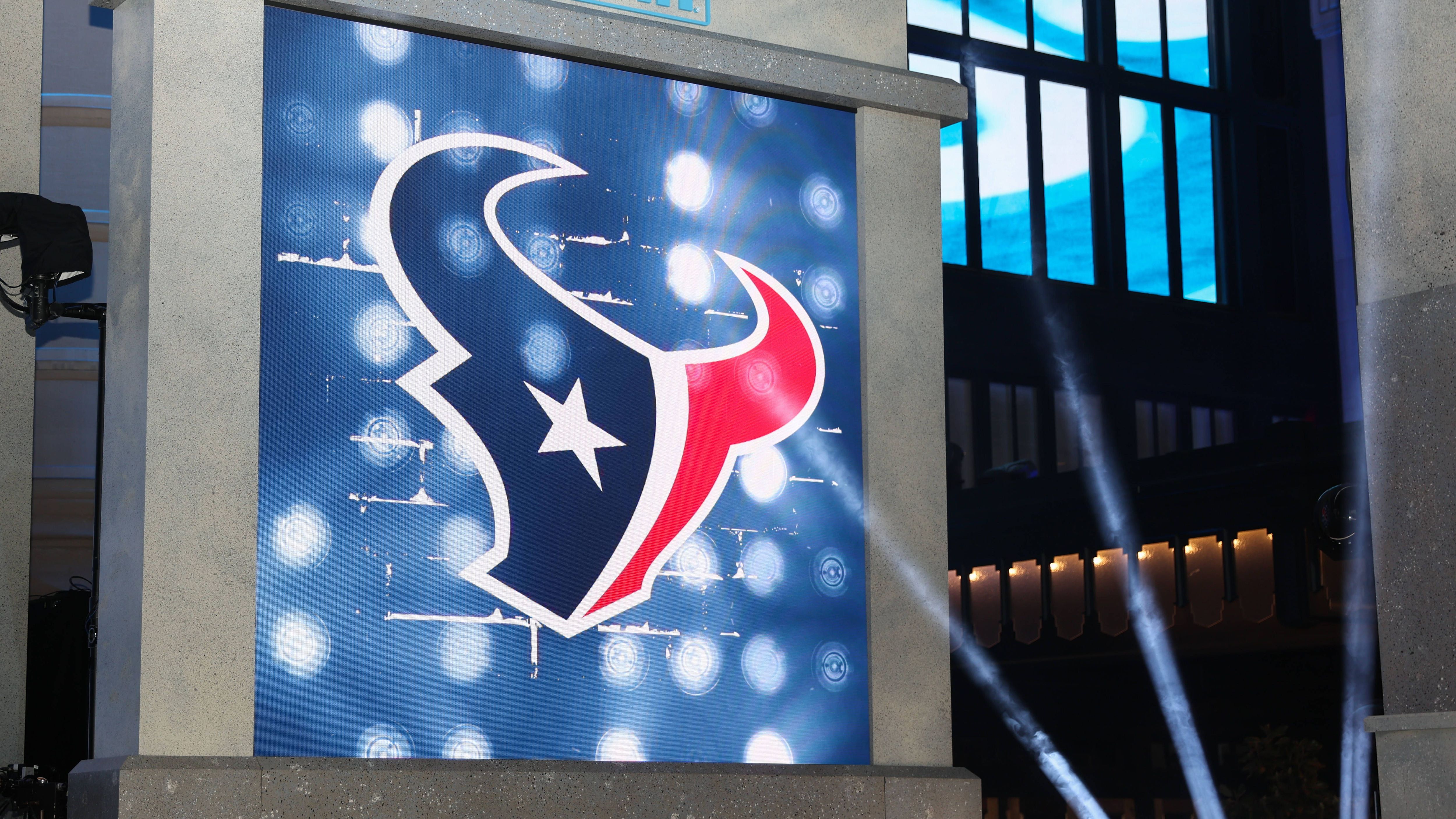 <strong>Platz 21: Houston Texans - 4.831 Punkte<br></strong>1. Runde: 23 (via Browns) -&nbsp;1.411<br>2. Runde: 59 -&nbsp;934<br>3. Runde: 86 (via Eagles) -&nbsp;743<br>4. Runde: 124 (via Browns) -&nbsp;557<br>4. Runde: 128 -&nbsp;541<br>7. Runde: 236 (via Saints) -&nbsp;231<br>7. Runde; 245 -&nbsp;212<br>7. Runde: 250 (via Chiefs) -&nbsp;&nbsp;202<br><br>Draft-Wert insgesamt: 4.831 Punkte