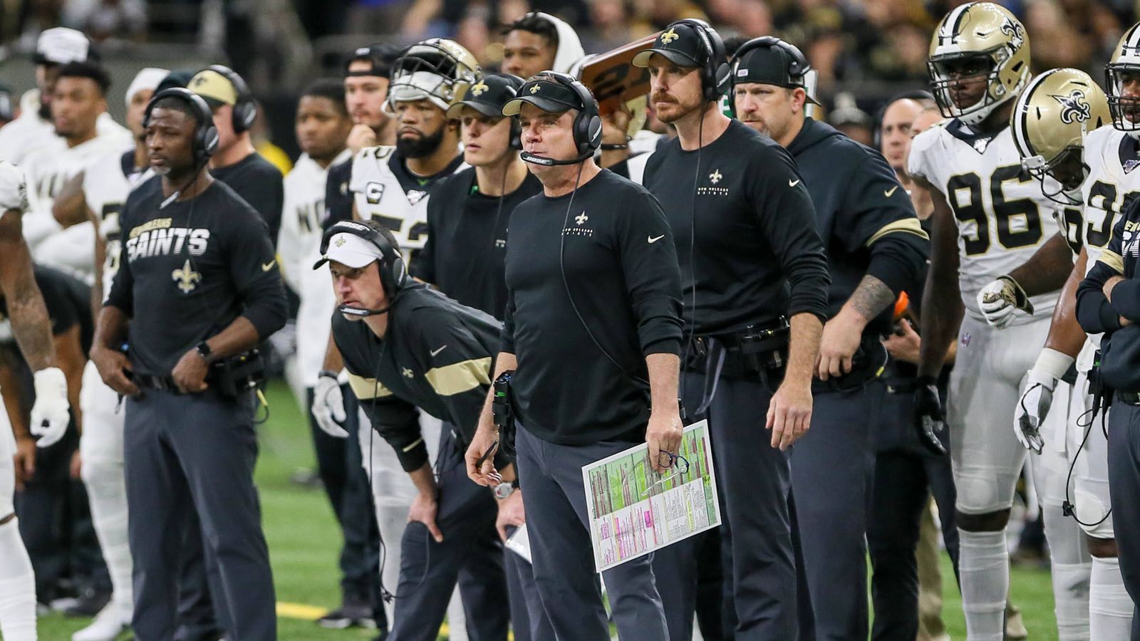 
                <strong>New Orleans Saints </strong><br>
                Die New Orleans Saints müssen sich Gedanken über ihre Zukunft machen. Drew Brees ist bereits 41 Jahre alt und zeigt erste Verschleißerscheinungen. Backup Jameis Winston müsste erst noch beweisen, dass er seine Fehleranfälligkeit abstellen kann. Und Taysom Hill scheint auf seine Rolle als Allzweck-Waffe abonniert zu sein. Haskins könnte somit eine Option sein. Die Saints trafen sich bereits vor dem Draft 2019 mit dem Quarterback. Head Coach Sean Payton soll als Brees-Nachfolger ein Pocket Passer mit einem starken Wurfarm vorschweben. Haskins würde diesem Profil entsprechen.
              