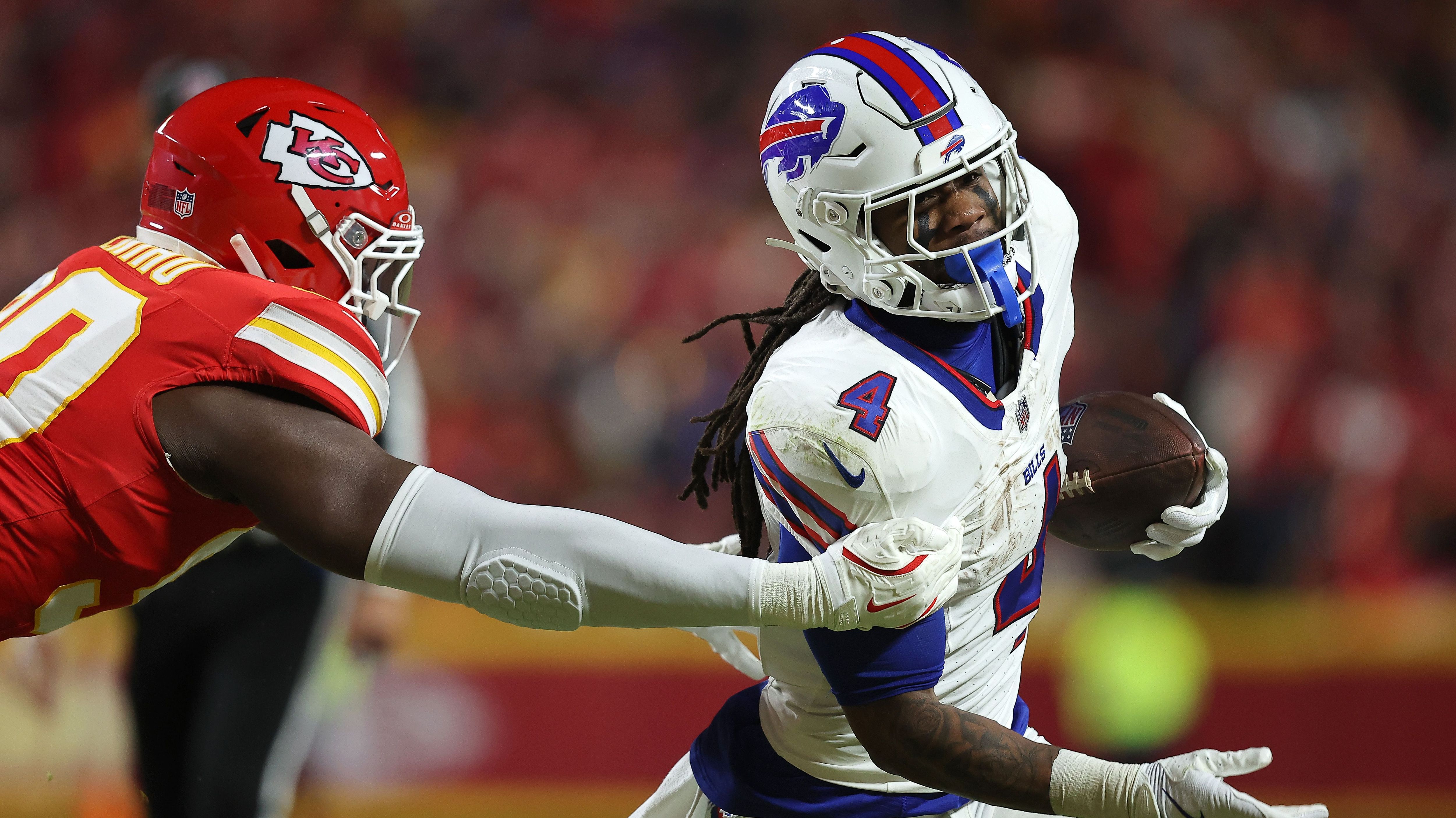 <em><strong>James Cook (Buffalo Bills)</strong><br>Das monatelange Vertrags-Hickhack zwischen James Cook und den Buffalo Bills ist beendet. Wie sein Berater bestätigte, einigten sich die Bills mit ihrem Star-Running-Back auf einen Vierjahresvertrag über 48 Millionen Dollar, satte 30 davon gibt es garantiert. Damit steigt Cook auf Platz sechs der bestbezahlten Running Backs auf, Platz drei nach Garantiesumme.</em>