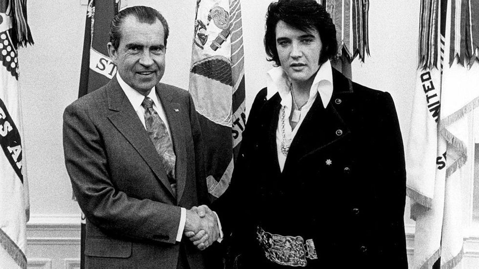
                <strong>Super Bowl VI: Präsident Richard Nixon als Playdesigner</strong><br>
                Man stelle sich vor, Joe Biden würde ein Play für Bruce Arians aufmalen, weil er der Meinung ist, dass diese Passroute für Mike Evans besonders gut ist, und dieser würde das Play auch noch auf das Callsheet packen. Klingt absurd? Ziemlich genau so ist es beim Super Bowl VI passiert. Richard Nixon (im Bild mit Elvis Presley) empfahl Dolphins-Head-Coach Don Shula ein Play für den damaligen Star-Receiver Paul Warfield. Shula nahm sich den Tipp sogar zu Herzen und das Play wurde tatsächlich gelaufen. Jedoch waren die Dallas Cowboys mit Tom Landry nicht nur darauf vorbereitet, Dallas gewann mit 24:3.
              