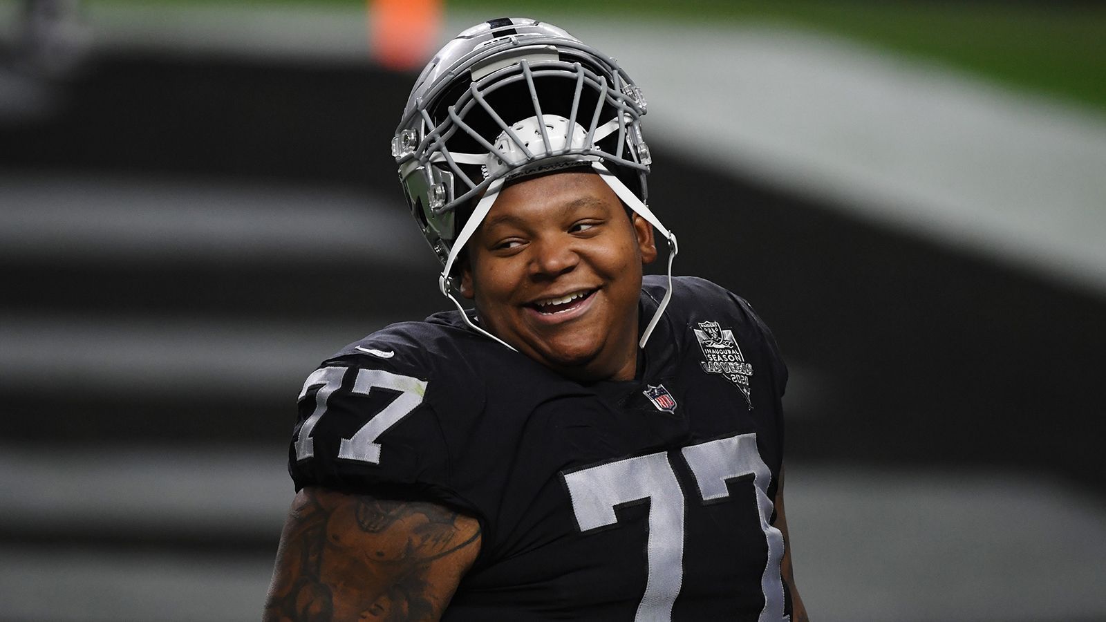 
                <strong>Trent Brown (Offensive Tackle)</strong><br>
                Noch ein Ausreißer aus Las Vegas. Und auch die Offensive-Line bekommt Verstärkung - allerdings per Trade. Die Patriots haben sich bereits ein paar Tage vor der großen Verpflichtungswelle mit den Raiders auf einen Trade für Brown geeinigt. Dabei wurde sein Vertrag umstrukturiert. Die Daten: ein Jahr Laufzeit, elf Millionen Dollar. Eigentlich hätte der 27-Jährige noch zwei Jahre Vertrag gehabt und dabei fast 30 Millionen Dollar verdient. Dafür wird er nun aber nach der neuen Saison zum Free Agent - das nennt man wohl Pokern. Außerdem wanderten im Zuge des Deals ein paar Draft-Picks hin und her. Die Raiders erhielten für Brown einen Fünftrundenpick 2022, gaben im Gegenzug einen Siebtrundenpick nach New England. Mit ihm bekommen die Patriots einen Pro Bowler von 2019 mit gewaltiger Power, allerdings auch wenig Spielpraxis. In der vergangenen Saison machte Brown nur fünf Spiele.
              