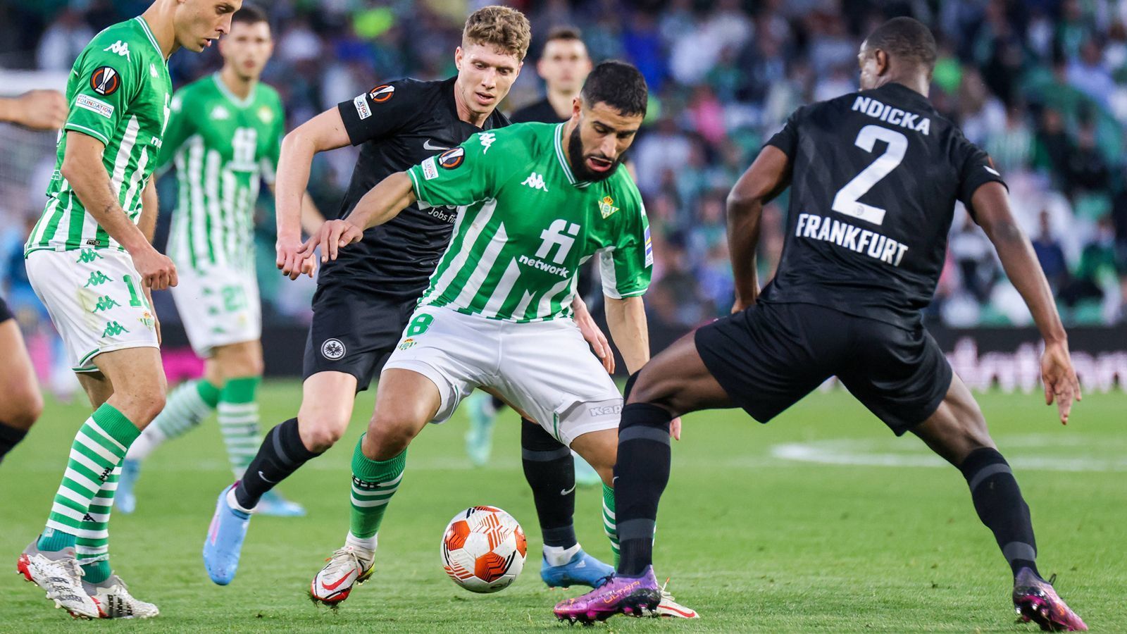 
                <strong>Achtelfinal-Hinspiel: Betis Sevilla - Eintracht Frankfurt 1:2</strong><br>
                Im Achtelfinal-Hinspiel wartet dann ein ordentliches Brett auf die SGE. In Sevilla müssen die Hessen gegen Betis ran und ärgern sich am Ende trotz des 2:1-Erfolgs mächtig, weil sogar noch mehr drin gewesen wäre. Filip Kostic und Kamada treffen für den deutschen Europa-League-Vertreter - Nabil Fekir netzt für die Spanier. Chancen gibt es jedoch für weitaus mehr Tore: Allein Borre hat per Strafstoß das 3:1 auf den Fuß, vergibt aber. Dennoch eine gute Ausgangslage für das Team von Trainer Oliver Glasner.
              