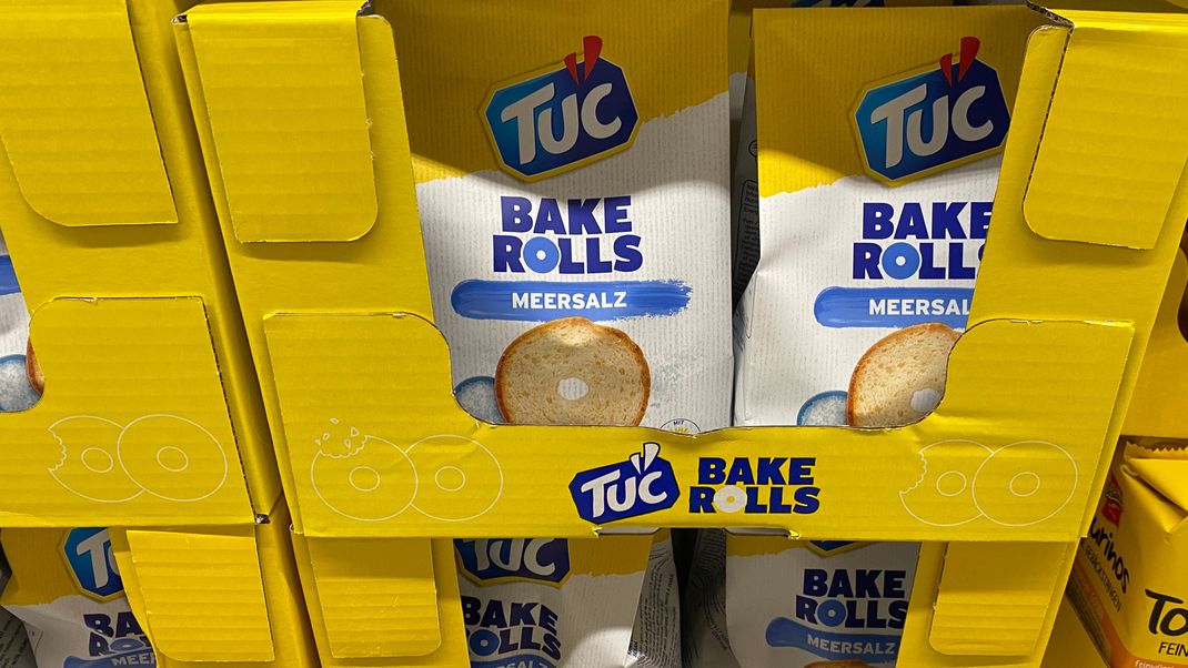 Die "Mogelpackung des Jahres 2023" - Tuc Bake Rolls. Der Inhalt schrumpfte von 250 auf 150 Gramm, bei einem Preisanstieg von 1,39 Euro auf 1,89 Euro. Gekürt wurde die "Mogelpackung des Jahres" durch die Verbraucherzentrale Hamburg.