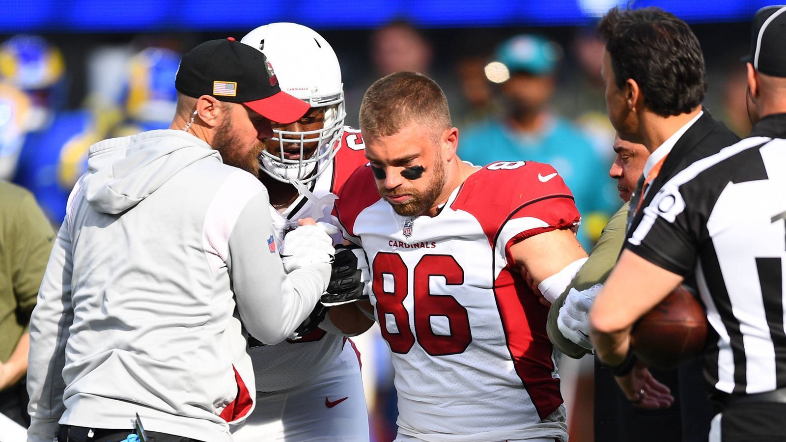 
                <strong>Zach Ertz (Arizona Cardinals)</strong><br>
                Zach Ertz wird den Arizona Cardinals für den Rest der Saison fehlen. Der Grund ist eine Knieverletzung, wie NFL-Insider Ian Rapoport berichtet. Welche Blessur sich der Tight End genau zugezogen hat, ist noch unklar. Ertz verletzte sich beim Sieg der Cardinals bei den Los Angeles Rams, wo er nur neun Snaps spielte. Zuvor war der nominelle Starting-Tight-End der "Cards" in allen bisherigen Spielen der Saison aufgelaufen. Dabei sammelte er insgesamt vier Touchdowns, 406 Receiving Yards und durchschnittlich 8,6 Yards pro Reception.
              