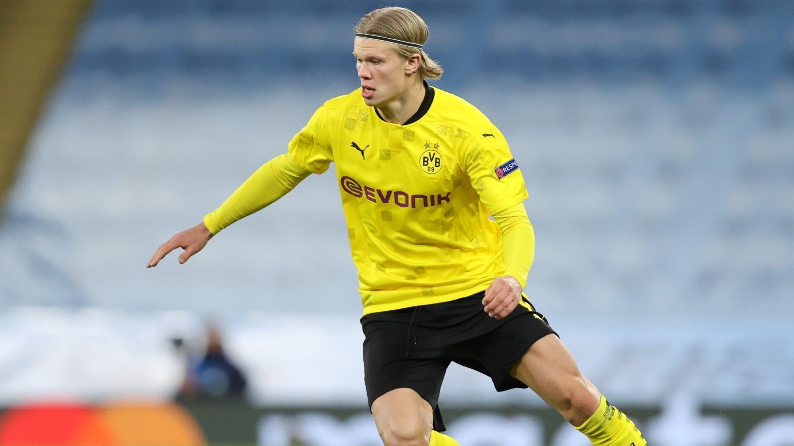 
                <strong>Erling Haaland stellt Geschwindigkeits-Rekord auf</strong><br>
                Beim 3:2-Sieg von Borussia Dortmund gegen den VfB Stuttgart am 28. Spieltag blieb Stürmer Erling Haaland zwar ohne Tor, dennoch gelang ihm etwas Bemerkenswertes. Der Norweger sorgte nämlich für einen neuen Saisonrekord in Sachen Geschwindigkeit auf dem Platz. 36,04 km/h wurden beim 20-Jährigen gemessen, damit hat er den bisherigen Rekordhalter Marcus Thuram überholt. Der Gladbacher war bislang mit 35,97 km/h der schnellste Bundesliga-Spieler.
              