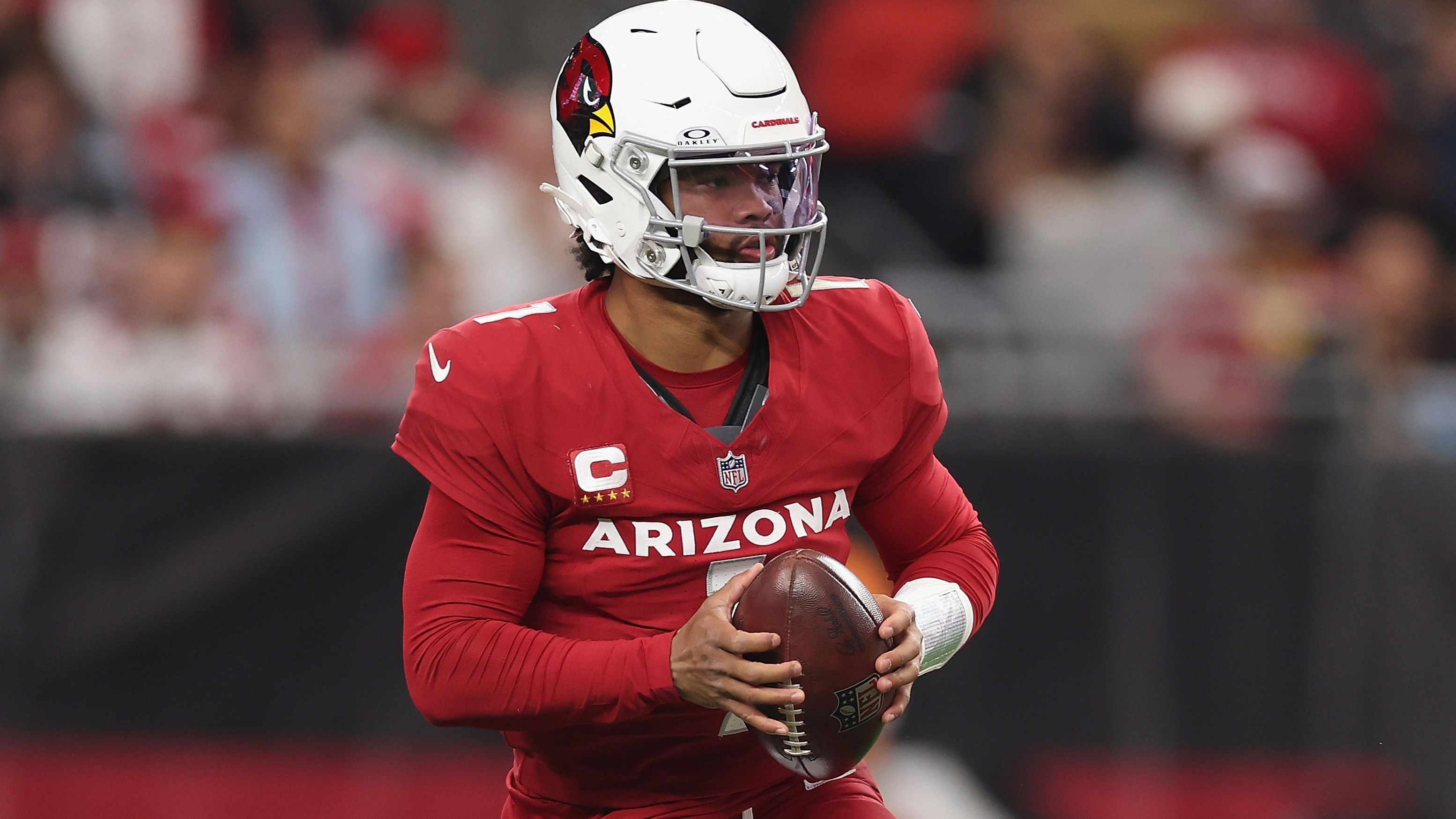 <strong>Platz 11: Kyler Murray</strong><br>Die ersten drei NFL-Spielzeiten liefen für Kyler Murray exzellent. Der QB verzauberte die Liga mit einem starken Arm und extrem flinken Beinen. In zwei der drei Jahre schaffte er es in den Pro Bowl. Dann bremste ihn ein Kreuzbandriss aus. Seitdem fand er nicht mehr zur alten Stärke. Dass er das Talent hat, steht völlig außer Frage. Das dokumentiert auch sein 230-Millionen-Vertrag.