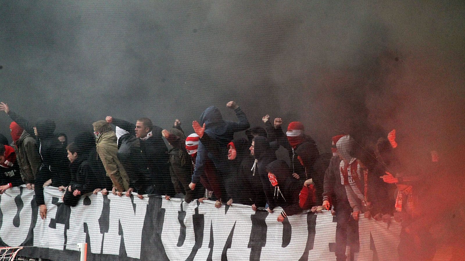 
                <strong>5. Abstieg: 2012</strong><br>
                30 Punkte und Platz 17 sorgten 2012 für den fünften Kölner Abstieg. Letztendlich sorgte ein 1:4 gegen den FC Bayern im heimischen Stadion für das Ende in Liga eins. Nach der Partie brachen auf den Rängen alle Dämme, nachdem bereits während der Partie einige Fans immer wieder Pyrotechnik gezündet hatten. 
              