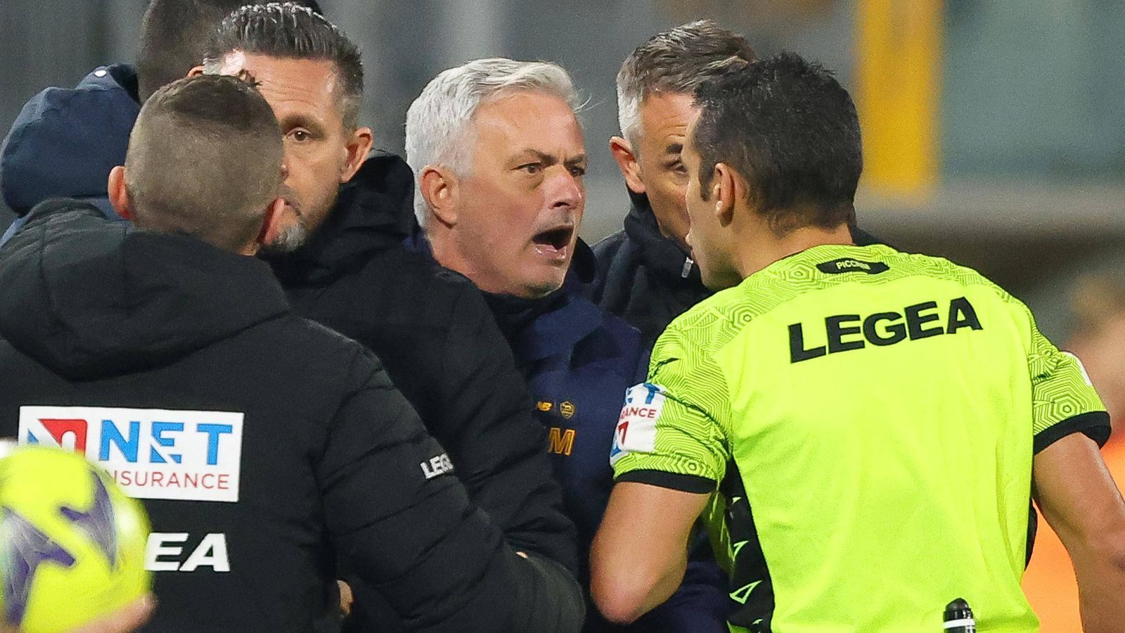 <strong>Mourinho wittert Schiedsrichterverschwörung</strong><br>
                Ende Februar 2023 verlor die Roma überraschend mit 1:2 gegen den Tabellenletzten US Cremonese und Mourinho flog nach einem Streit mit dem Vierten Offiziellen Marco Serra vom Platz. Nach dem Spiel kündigte Mourinho an, rechtliche Schritte gegen den Schiedsrichter prüfen zu wollen. "Ich möchte herausfinden, ob es eine Tonaufzeichnung gibt. Ich will nicht darauf eingehen, dass Serra aus Turin kommt und wir am Sonntag gegen Juventus spielen", sagte der 60-Jährige, der eine Verschwörung witterte. Mourinho wurde für zwei Spiele gesperrt und musste zudem eine Strafe von 10.000 Euro blechen.