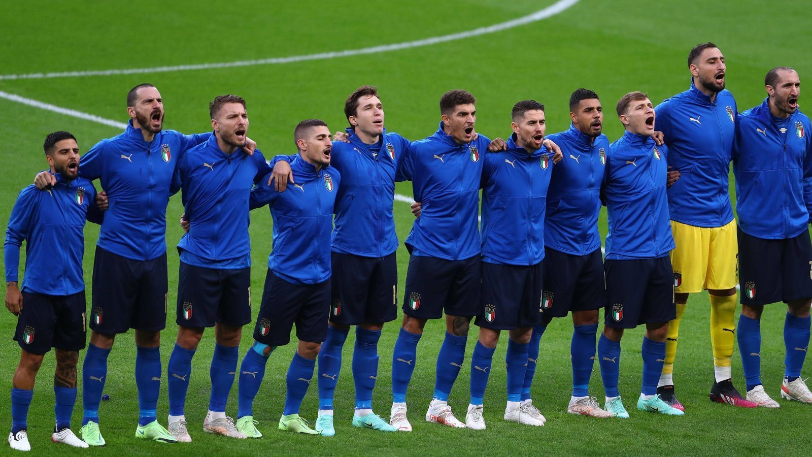 
                <strong>Hymnen-Magie</strong><br>
                Ein Höhepunkt wartet bereits vor dem Anpfiff. Natürlich wird es im Wembley-Stadion besonders laut und emotional, wenn die englische Hymne gespielt wird. Doch viele Fußball-Fans freuen sich auf "Fratelli d'Italia", denn die wird von den Spielern mit Inbrunst und Leidenschaft förmlich herausgebrüllt. England-Legende Gary Lineker hofft, dass die Unart, die Hymnen auszubuhen, im Finale ad acta gelegt wird. "Wenn ihr schon das Glück habt, ein Ticket für das Finale zu bekommen, dann buht bitte nicht die italienische Hymne aus. Erstens ist die Hymne eine Granate, die es sich zu hören lohnt. Und zweitens ist es verdammt unhöflich und respektlos, eine Hymne auszubuhen", schrieb er auf Twitter.
              