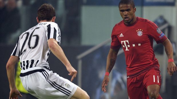 
                <strong>Douglas Costa</strong><br>
                Douglas Costa: Leitete mit einem herrlichen Dribbling von links gegen vier Gegenspieler die erste Chance der Bayern durch Vidal ein. Costa sah nach 20 Minuten für ein Foul an Cuadrado die Gelbe Karte, ließ sich davon aber nicht beeinflussen. Die akrobatische Vorarbeit vor Müllers Tor war weltklasse. In der zweiten Halbzeit nicht mehr ganz so stark, wurde zehn Minuten vor Schluss gegen Ribery ausgewechselt. ran-Note: 1-
              