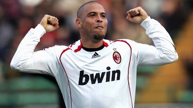 
                <strong>Angriff - Ronaldo (früher unter anderem AC Milan, Real Madrid/Brasilien)</strong><br>
                Angriff - Ronaldo (früher unter anderem AC Milan, Real Madrid/Brasilien)
              