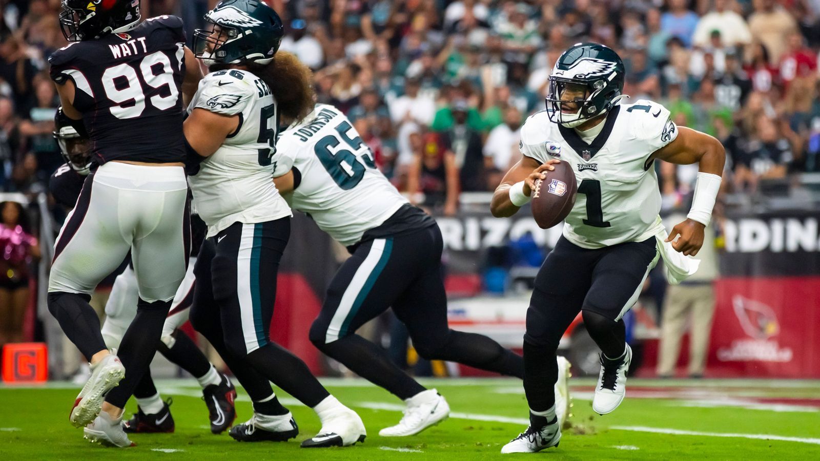 
                <strong>Week 5: Jalen Hurts (Philadelphia Eagles)</strong><br>
                Eagles-Quarterback Jalen Hurts erläuft als mobiler Quarterback immer wieder selbst Touchdowns. Damit hat er jetzt einen neuen Liga-Rekord aufgestellt – und einen ganz Großen seiner Zunft überholt. Hurts ist nun der Quarterback mit den meisten Rushing-Touchdowns nach maximal 25 NFL-Starts. Der Spielmacher lief beim 20:17-Sieg seiner Philadelphia Eagles gegen die Arizona Cardinals zwei Mal selbst in die Endzone, was die Rushing-Touchdowns Nummer 18 und 19 in seinem 24. Spiel als NFL-Starting-Quarterback waren. Damit hat er die bisherige Bestmarke von Ex-Panthers- und Patriots-Quarterback Cam Newton um einen Score überboten. Newton erlief "nur" 18 Touchdowns in seinen ersten 25 Starts in der Liga. Und Hurts hat sogar noch ein Spiel Zeit, um seinen Rekord weiter zu verbessern.
              